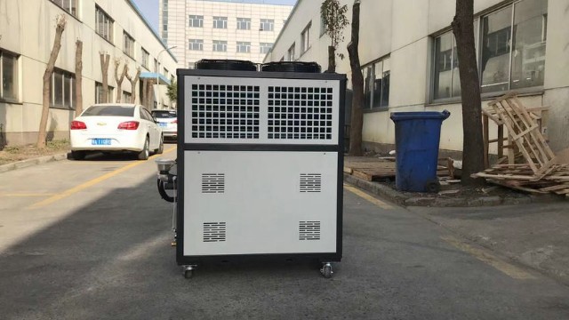 风冷式冷水机如何清洗散热器